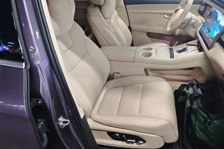 Used Hima AITO M5 2025 Extended-Range Ultra All-Wheel-Drive Version Right Front Seat