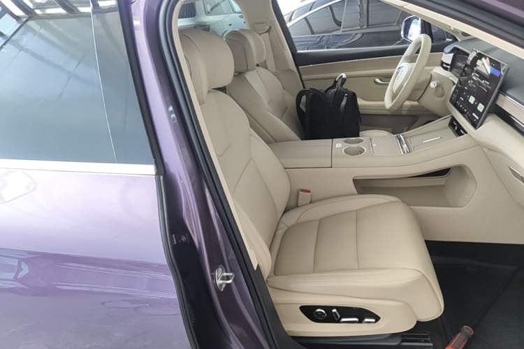 Used Hima AITO M5 2025 Extended-Range Ultra All-Wheel-Drive Version Right Front Seat