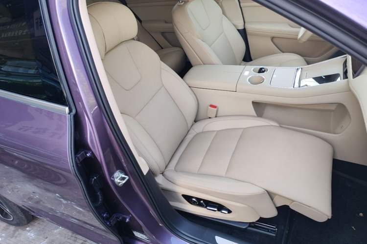Used Hima AITO M5 2025 Extended-Range Ultra All-Wheel-Drive Version Right Front Seat