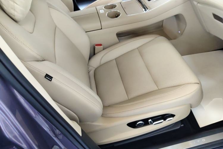 Used Hima AITO M5 2025 Extended-Range Ultra All-Wheel-Drive Version Right Front Seat