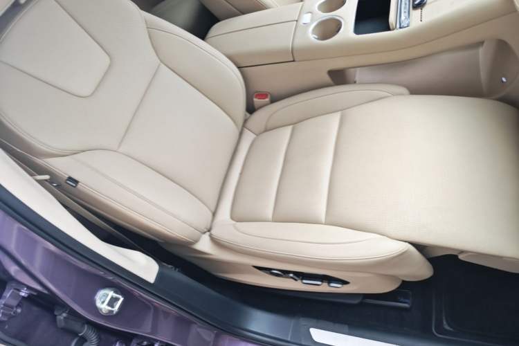 Used Hima AITO M5 2025 Extended-Range Ultra All-Wheel-Drive Version Right Front Seat