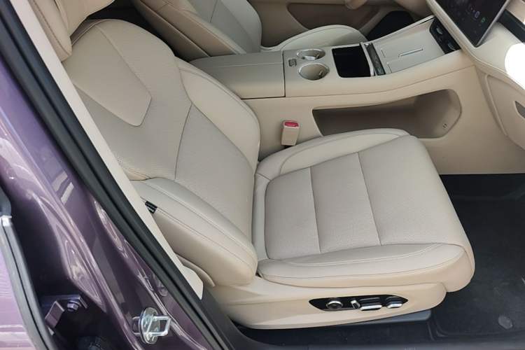 Used Hima AITO M5 2025 Extended-Range Ultra All-Wheel-Drive Version Right Front Seat