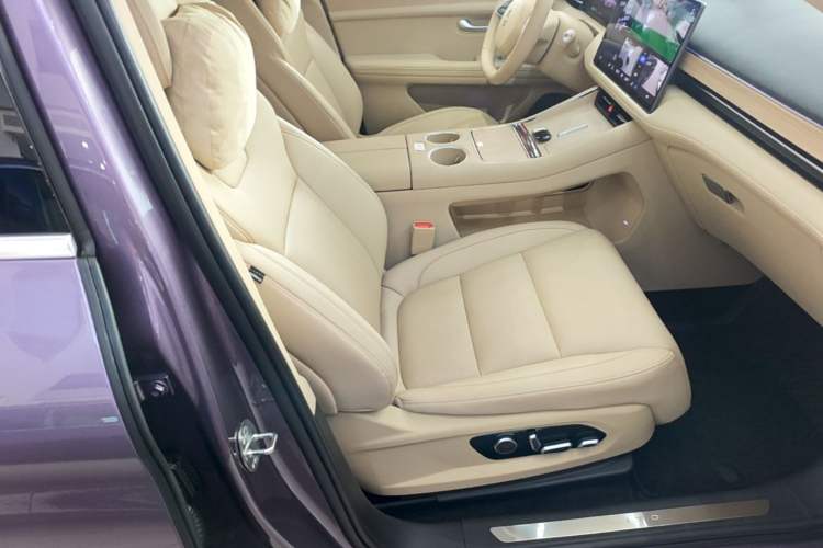 Used Hima AITO M5 2025 Extended-Range Ultra All-Wheel-Drive Version Right Front Seat