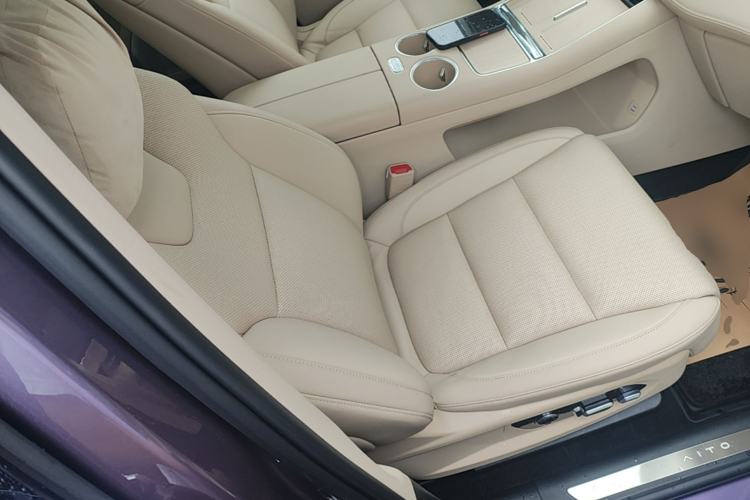 Used Hima AITO M5 2025 Extended-Range Ultra All-Wheel-Drive Version Right Front Seat