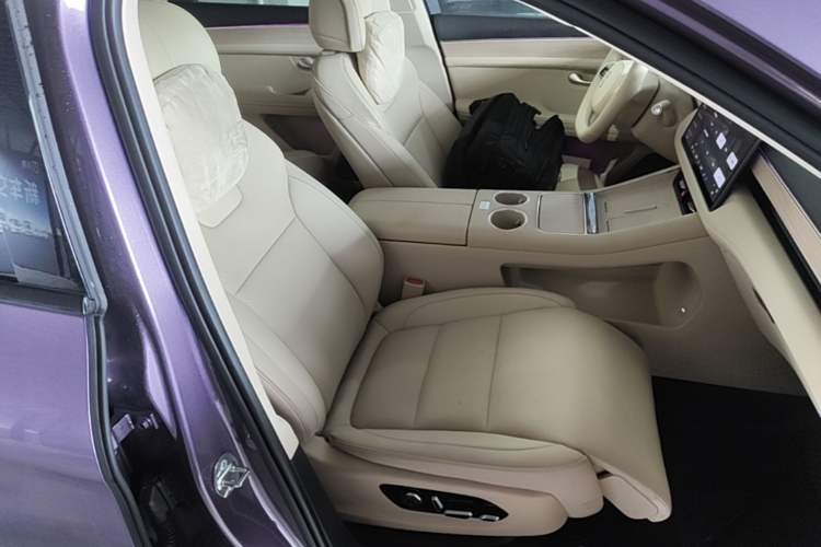 Used Hima AITO M5 2025 Extended-Range Ultra All-Wheel-Drive Version Right Front Seat