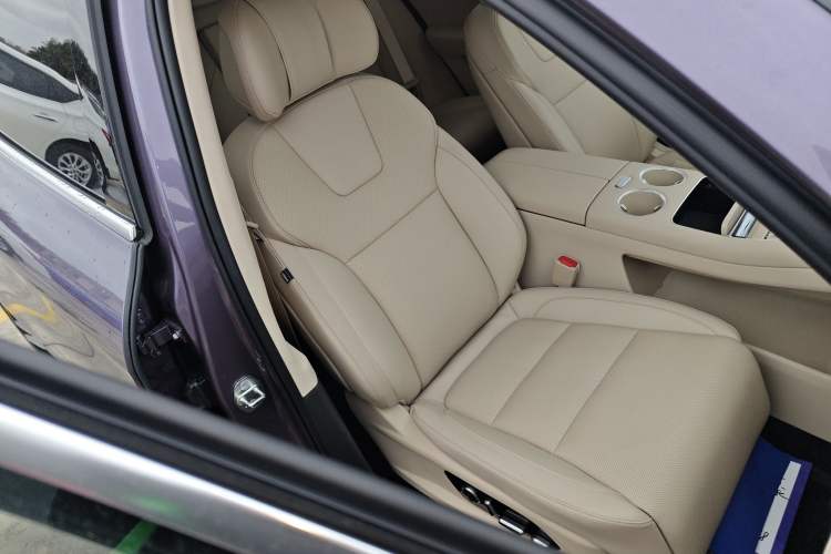 Used Hima AITO M5 2025 Extended-Range Ultra All-Wheel-Drive Version Right Front Seat