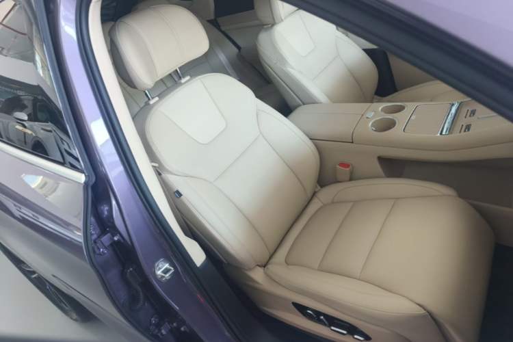 Used Hima AITO M5 2025 Extended-Range Ultra All-Wheel-Drive Version Right Front Seat