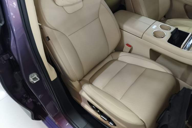 Used Hima AITO M5 2025 Extended-Range Ultra All-Wheel-Drive Version Right Front Seat