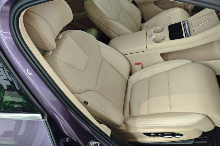 Used Hima AITO M5 2025 Extended-Range Ultra All-Wheel-Drive Version Right Front Seat