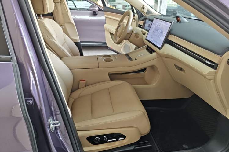 Used Hima AITO M5 2025 Extended-Range Ultra All-Wheel-Drive Version Right Front Seat