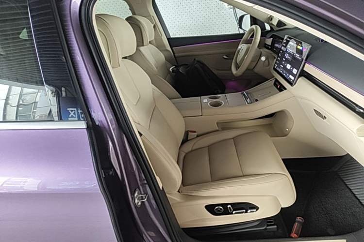 Used Hima AITO M5 2025 Extended-Range Ultra All-Wheel-Drive Version Right Front Seat