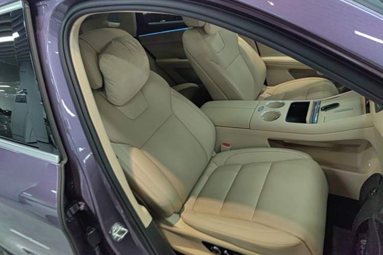 Used Hima AITO M5 2025 Extended-Range Ultra All-Wheel-Drive Version Right Front Seat