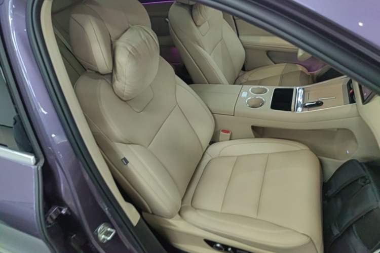 Used Hima AITO M5 2025 Extended-Range Ultra All-Wheel-Drive Version Right Front Seat