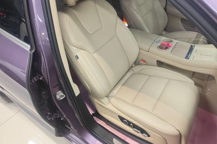 Used Hima AITO M5 2025 Extended-Range Ultra All-Wheel-Drive Version Right Front Seat