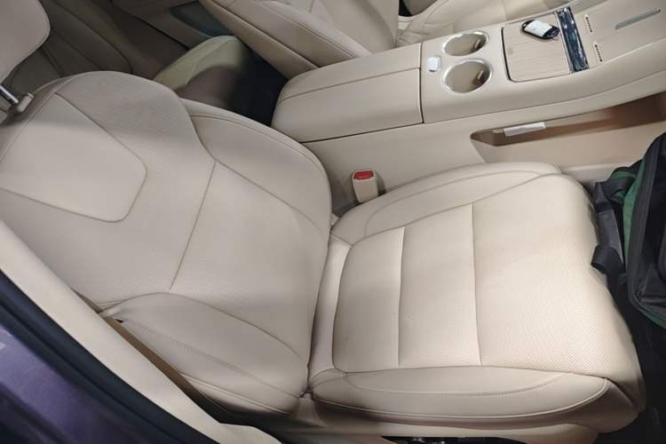 Used Hima AITO M5 2025 Extended-Range Ultra All-Wheel-Drive Version Right Front Seat