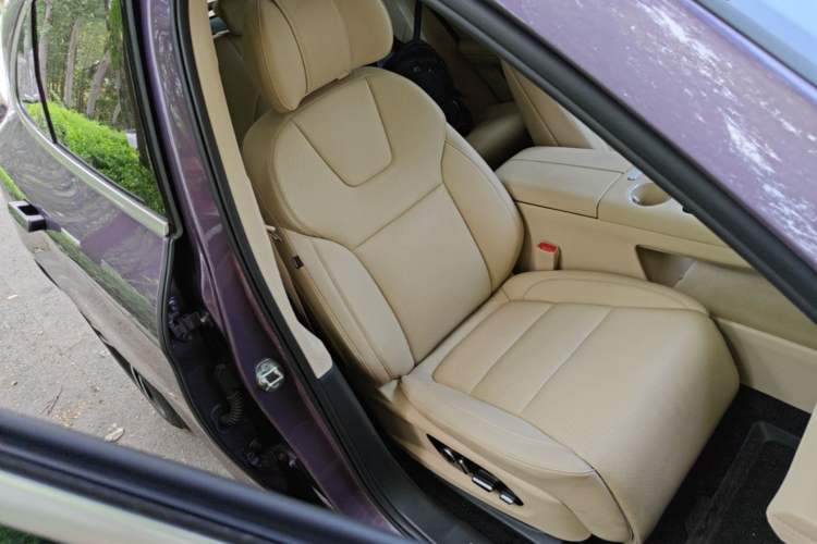 Used Hima AITO M5 2025 Extended-Range Ultra All-Wheel-Drive Version Right Front Seat
