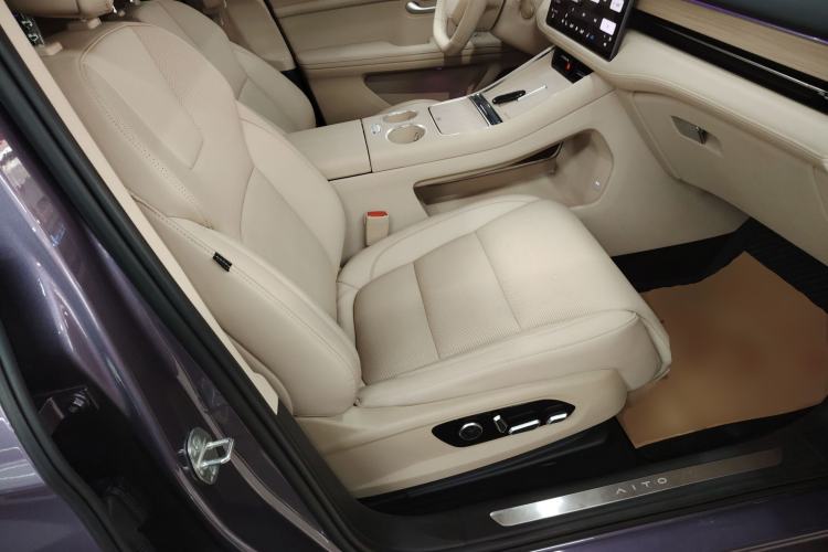 Used Hima AITO M5 2025 Extended-Range Ultra All-Wheel-Drive Version Right Front Seat