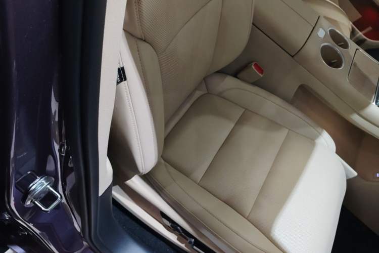Used Hima AITO M5 2025 Extended-Range Ultra All-Wheel-Drive Version Right Front Seat