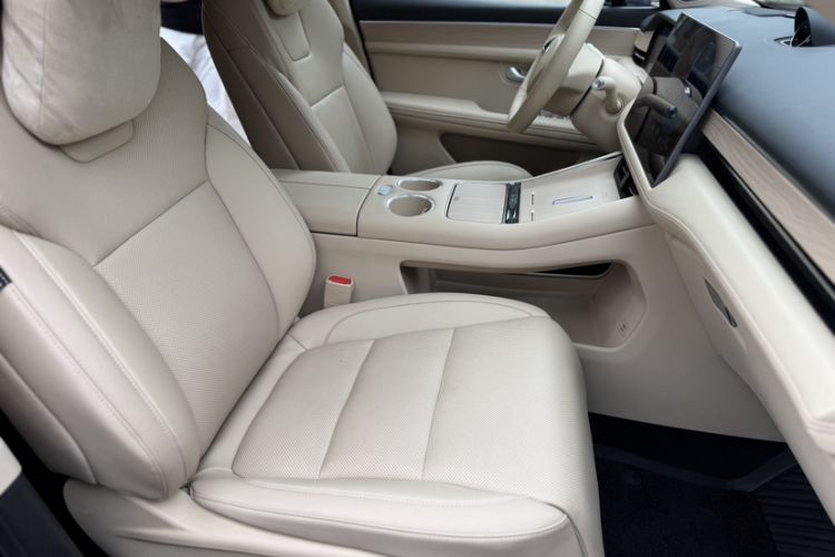 Used Hima AITO M5 2025 Extended-Range Ultra All-Wheel-Drive Version Right Front Seat