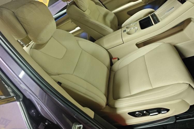 Used Hima AITO M5 2025 Extended-Range Ultra All-Wheel-Drive Version Right Front Seat