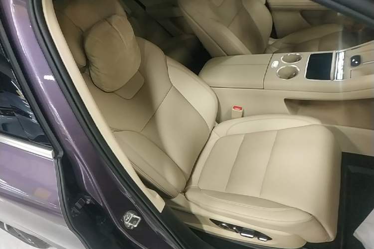 Used Hima AITO M5 2025 Extended-Range Ultra All-Wheel-Drive Version Right Front Seat