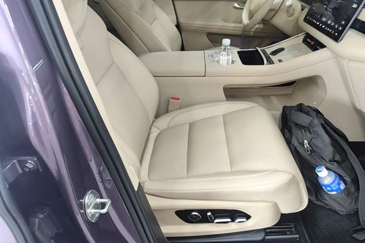 Used Hima AITO M5 2025 Extended-Range Ultra All-Wheel-Drive Version Right Front Seat