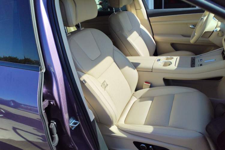 Used Hima AITO M5 2025 Extended-Range Ultra All-Wheel-Drive Version Right Front Seat