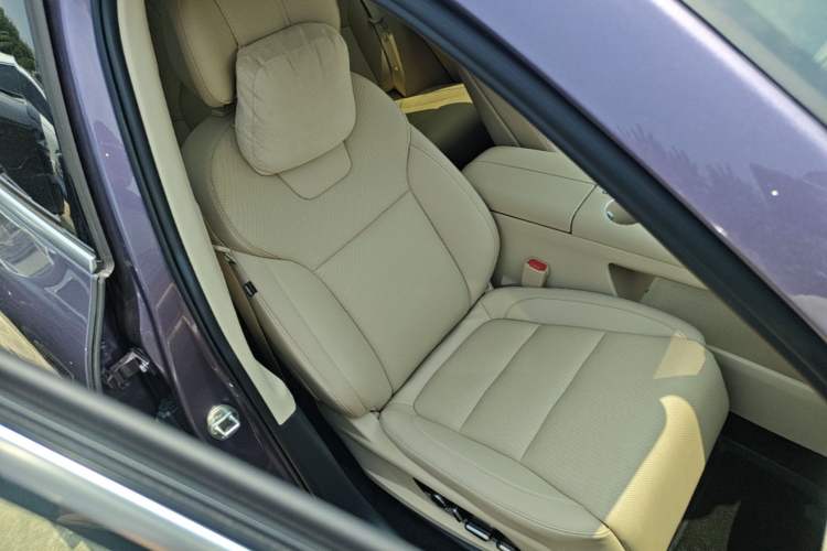 Used Hima AITO M5 2025 Extended-Range Ultra All-Wheel-Drive Version Right Front Seat