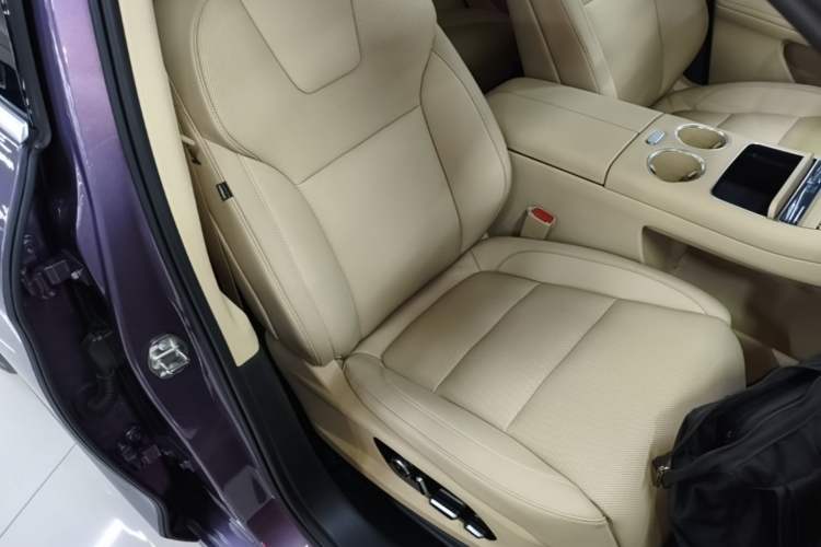 Used Hima AITO M5 2025 Extended-Range Ultra All-Wheel-Drive Version Right Front Seat