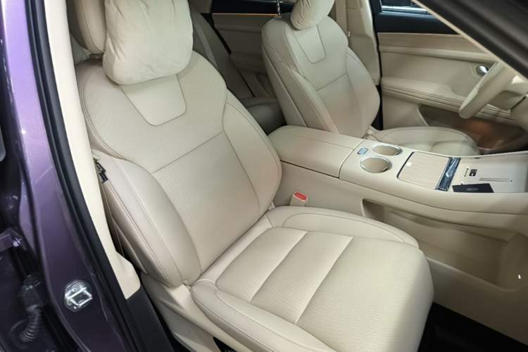 Used Hima AITO M5 2025 Extended-Range Ultra All-Wheel-Drive Version Right Front Seat