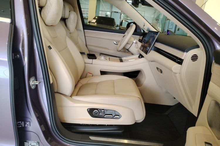 Used Hima AITO M5 2025 Extended-Range Ultra All-Wheel-Drive Version Right Front Seat