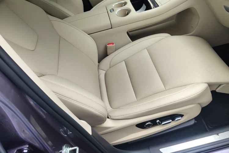 Used Hima AITO M5 2025 Extended-Range Ultra All-Wheel-Drive Version Right Front Seat