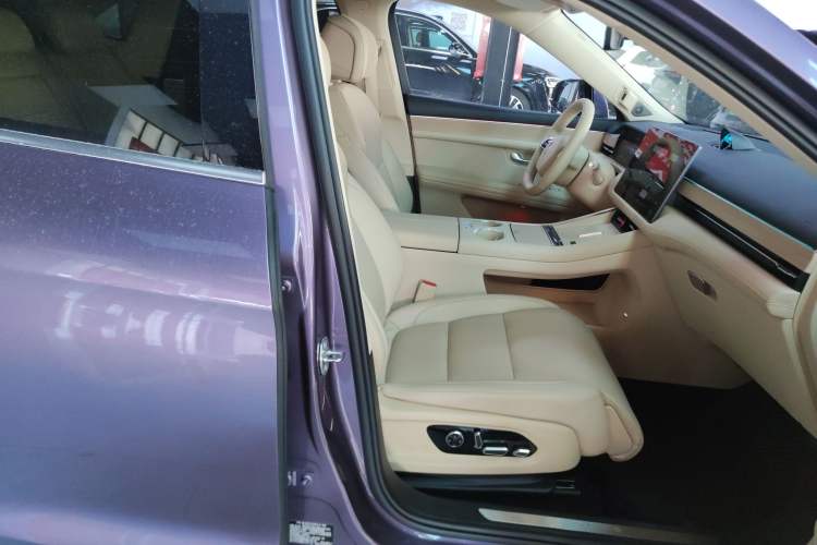 Used Hima AITO M5 2025 Extended-Range Ultra All-Wheel-Drive Version Right Front Seat