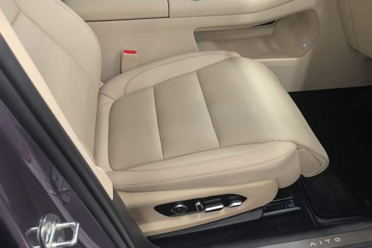 Used Hima AITO M5 2025 Extended-Range Ultra All-Wheel-Drive Version Right Front Seat