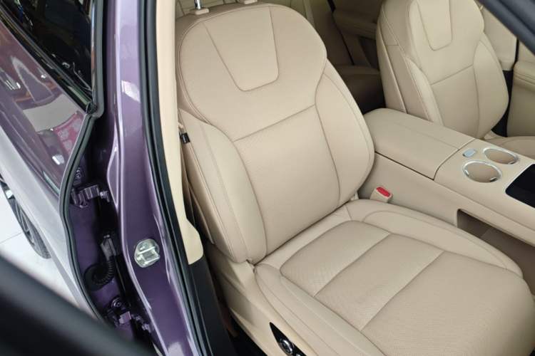 Used Hima AITO M5 2025 Extended-Range Ultra All-Wheel-Drive Version Right Front Seat
