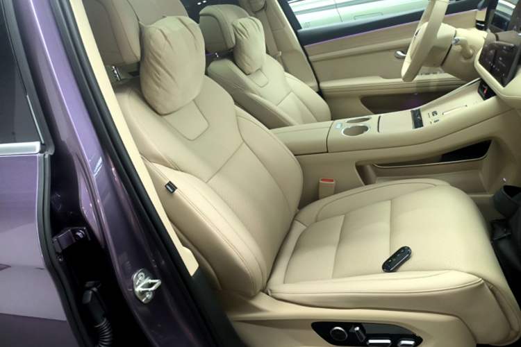 Used Hima AITO M5 2025 Extended-Range Ultra All-Wheel-Drive Version Right Front Seat
