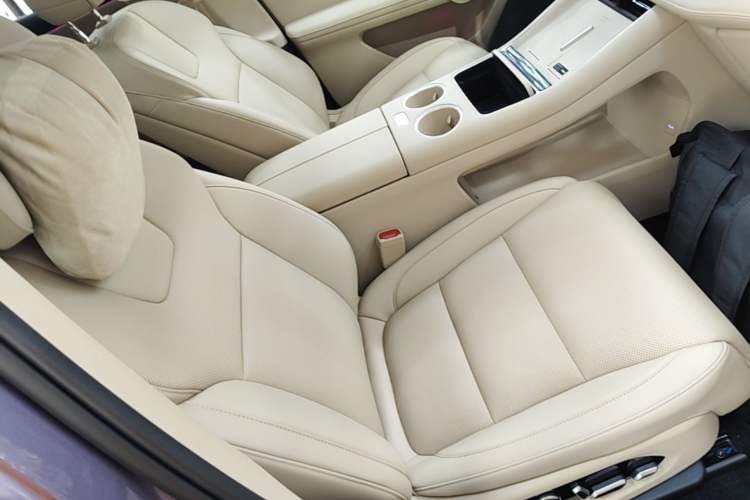 Used Hima AITO M5 2025 Extended-Range Ultra All-Wheel-Drive Version Right Front Seat