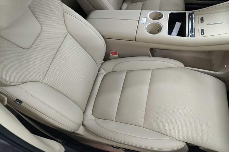 Used Hima AITO M5 2025 Extended-Range Ultra All-Wheel-Drive Version Right Front Seat