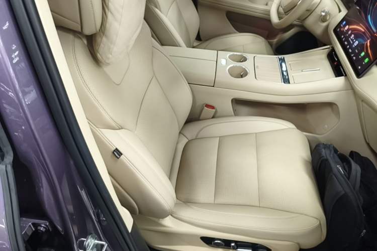 Used Hima AITO M5 2025 Extended-Range Ultra All-Wheel-Drive Version Right Front Seat