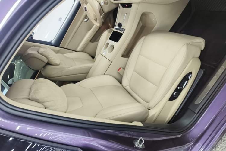 Used Hima AITO M5 2025 Extended-Range Ultra All-Wheel-Drive Version Right Front Seat
