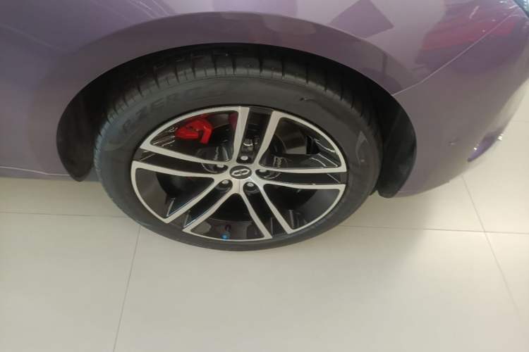 Used Hima AITO M5 2025 Extended-Range Ultra All-Wheel-Drive Version Right Front Wheel Hub