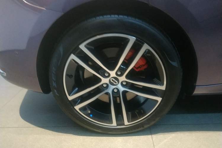 Used Hima AITO M5 2025 Extended-Range Ultra All-Wheel-Drive Version Right Rear Wheel Hub