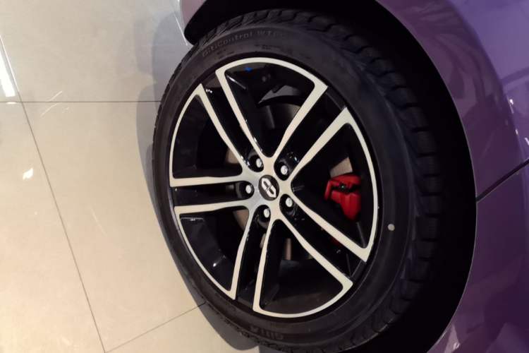 Used Hima AITO M5 2025 Extended-Range Ultra All-Wheel-Drive Version Right Rear Wheel Hub