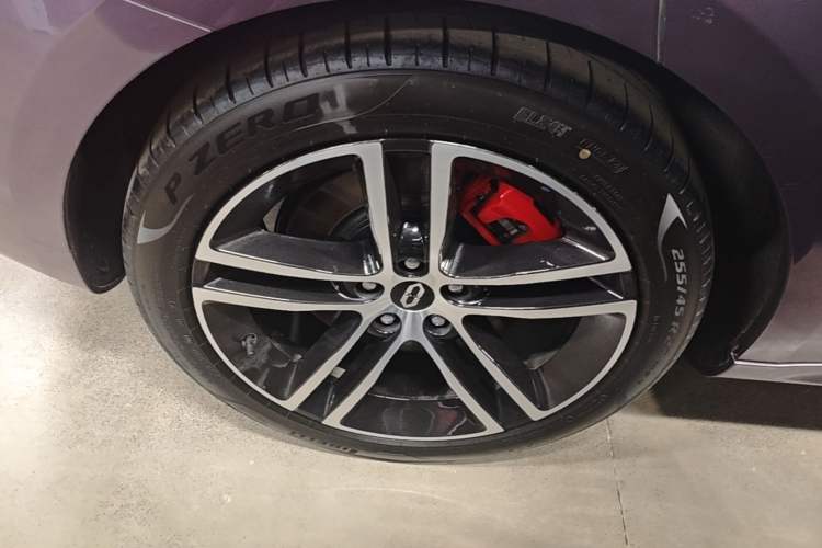 Used Hima AITO M5 2025 Extended-Range Ultra All-Wheel-Drive Version Right Rear Wheel Hub