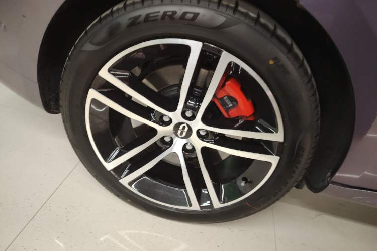 Used Hima AITO M5 2025 Extended-Range Ultra All-Wheel-Drive Version Right Rear Wheel Hub
