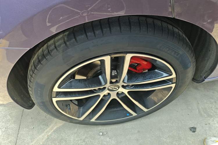 Used Hima AITO M5 2025 Extended-Range Ultra All-Wheel-Drive Version Right Rear Wheel Hub