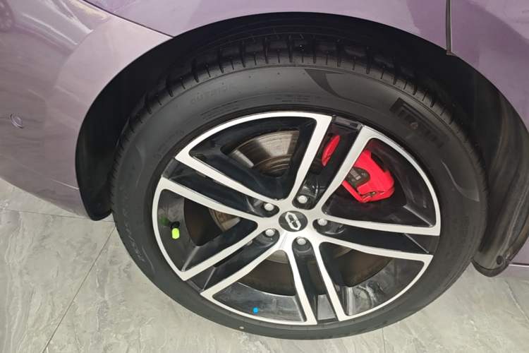 Used Hima AITO M5 2025 Extended-Range Ultra All-Wheel-Drive Version Right Rear Wheel Hub