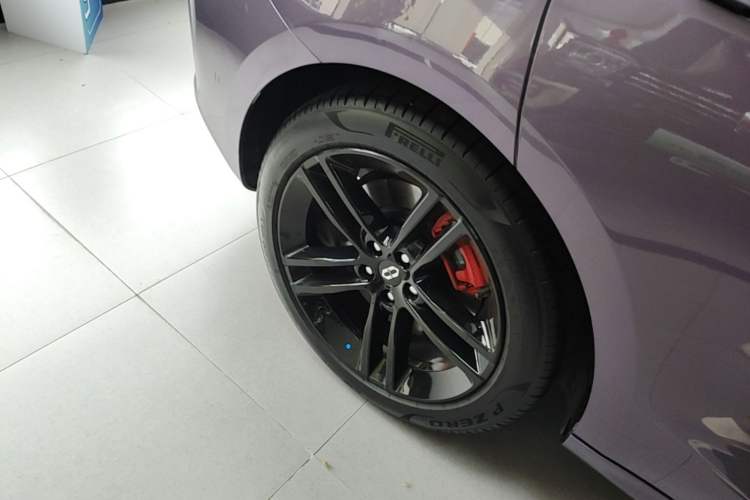 Used Hima AITO M5 2025 Extended-Range Ultra All-Wheel-Drive Version Right Rear Wheel Hub