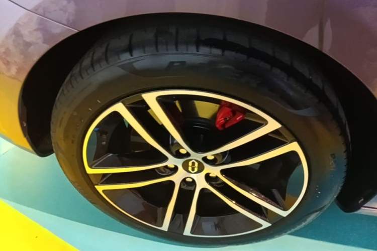 Used Hima AITO M5 2025 Extended-Range Ultra All-Wheel-Drive Version Right Rear Wheel Hub