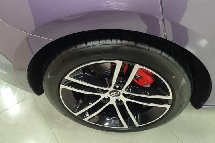 Used Hima AITO M5 2025 Extended-Range Ultra All-Wheel-Drive Version Right Rear Wheel Hub